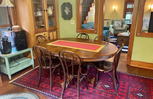 Ocracoke Casa | Relajarse en la gran porche cubierto, mientras que rodearse de encanto histórico.
