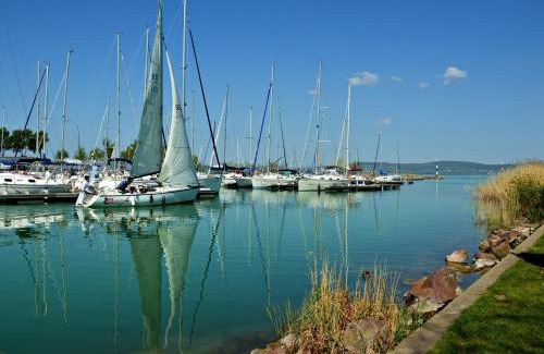 Balatonlelle Apartamento | Lellei vízparti apartman homokos strandnál