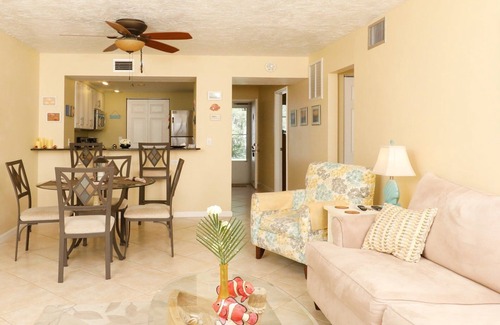 Grove City Condominio | Comience sus vacaciones tropicales alojándose en este hermoso condominio frente al mar ubicado a minutos de Boca Grande y Stump Pass en Englewood, FL.