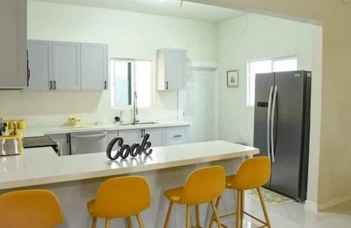 Little London Casa | LEMONADE, Option of Daily Breakfast, Beach Access