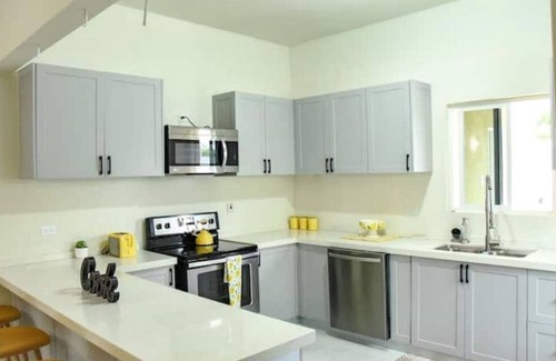 Little London Casa | LEMONADE, Option of Daily Breakfast, Beach Access
