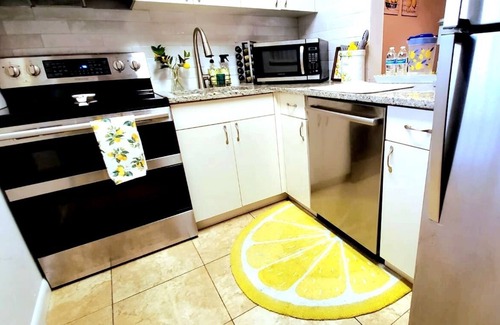 Boca Raton Apartamento | Lemony Snippets Modern Lemon Themed Home