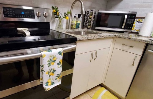 Boca Raton Apartamento | Lemony Snippets Modern Lemon Themed Home