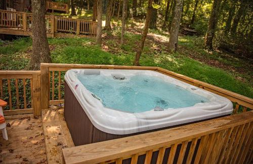 Lookout Valley Neighborhood Association Casa | Lena Cabin Wooded Tiny Cabin - Hot Tub