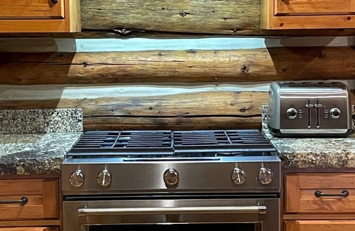 Highland Meadows Cabina | Lena's Cabin in Vail is nestled right beside Gore Creek, minutes from skiing.