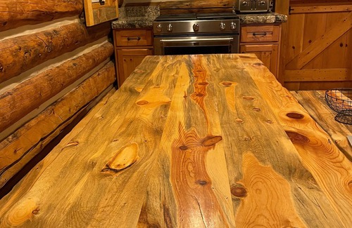 Highland Meadows Cabina | Lena's Cabin in Vail is nestled right beside Gore Creek, minutes from skiing.