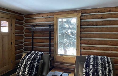 Highland Meadows Cabina | Lena's Cabin in Vail is nestled right beside Gore Creek, minutes from skiing.