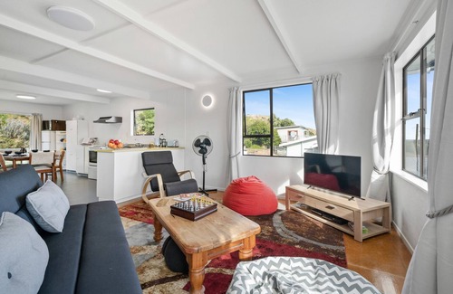 Palliser Bay Casa | Lendale Bach - Lake Ferry Holiday Home