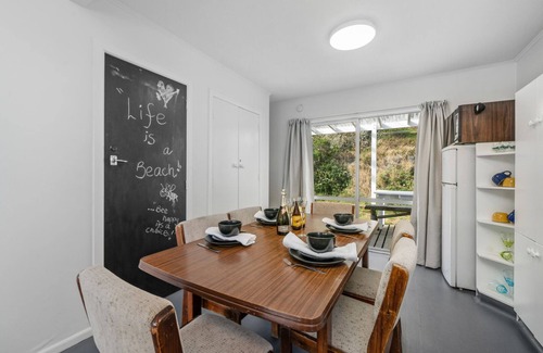 Palliser Bay Casa | Lendale Bach - Lake Ferry Holiday Home