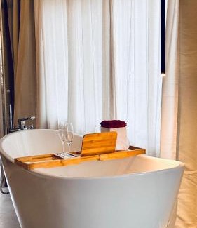 Sanderau Apartamento | Leonardo Würzburg I freistehende Badwanne