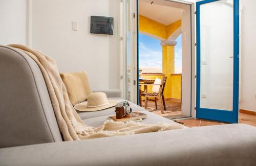 Porto Pozzo Apartamento | LEONE FLAT VII & Private Terrace with SEA VIEW