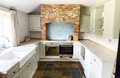 Lincoln Cabaña | Leos Holiday Cottage - stylish cottage, sleeps 10. Pet friendly.