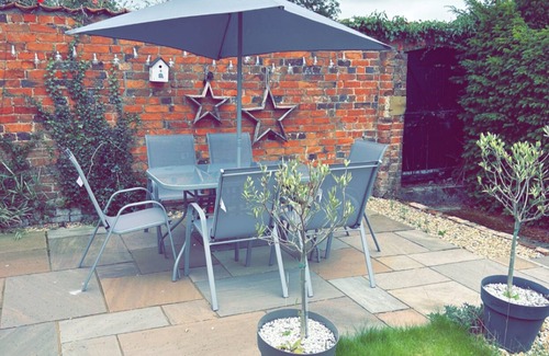 Lincoln Cabaña | Leos Holiday Cottage - stylish cottage, sleeps 10. Pet friendly.