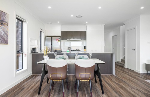 Leppington Casa | Leppington 5Br house near Woolworths/ Tran station