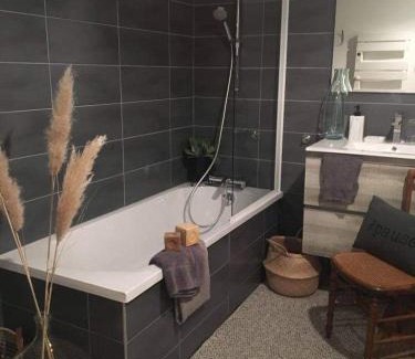 Albertville Cama Y Desayuno | Les chambres de Pauline avec spa et climatisation parking moto garage vélo