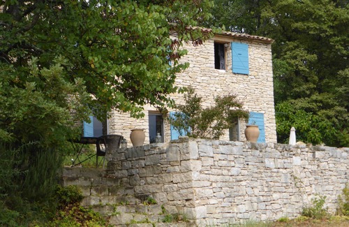 Sainte-Croix-a-Lauze Casa | Les Chênes Blancs, hermosa casa en dos hectáreas, piscina, robledal sombreado