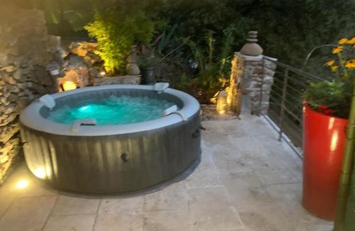 Mialet Apartamento | Les clapiers appartement avec jacuzzi et rivière.