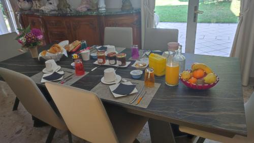 Saint-Aubin-de-Medoc Cama Y Desayuno | Les Hortensias Du Monastère