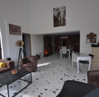 Moissac Casa | Les loups blancs