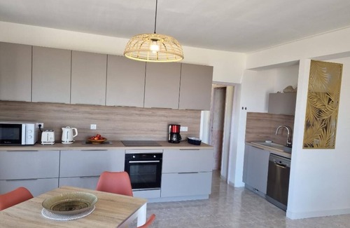 Santa-Severa Apartamento | Les Palmiers - Apartamento nuevo con magnífica vista al mar