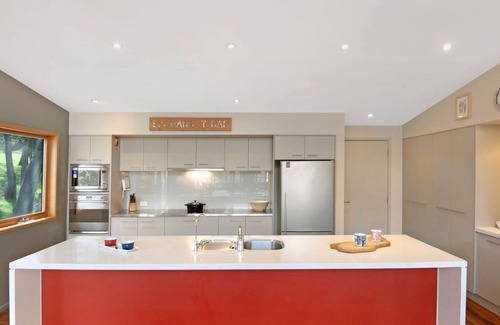 Lake Crackenback Cabina | Les Perrieres Lodge - Spacious 3BR Luxury l Gym l Indoor Pool l Tennis l WiFi l BBQ