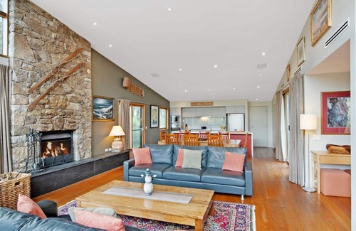 Lake Crackenback Cabina | Les Perrieres Lodge - Spacious 3BR Luxury l Gym l Indoor Pool l Tennis l WiFi l BBQ