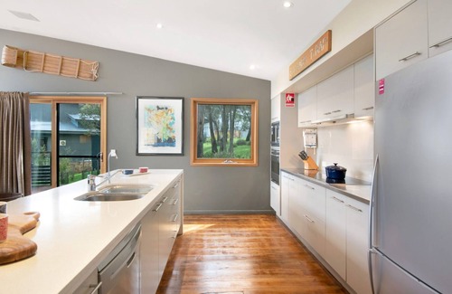 Lake Crackenback Cabina | Les Perrieres Lodge - Spacious 3BR Luxury l Gym l Indoor Pool l Tennis l WiFi l BBQ