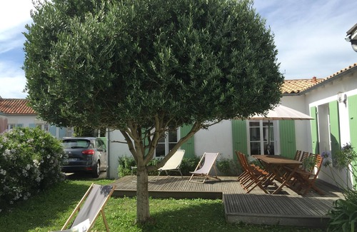 Les Portes-en-Re Villa | Les Portes en ré, bonita villa con jardín en el centro del pueblo.