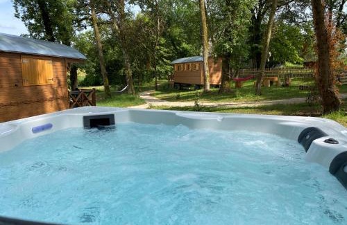 Rouffignac-Saint-Cernin-de-Reilhac Casa | Les Roulottes de l Herm Piscine Jacuzzi Perigord