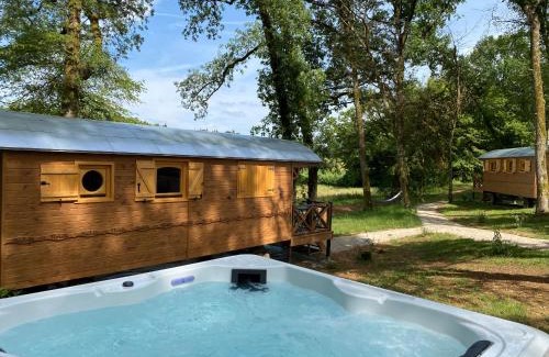 Rouffignac-Saint-Cernin-de-Reilhac Casa | Les Roulottes de l Herm Piscine Jacuzzi Perigord