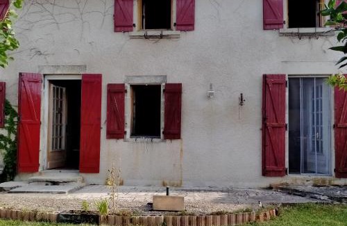 Saint-Clement-de-Regnat Casa | Les volets rouges