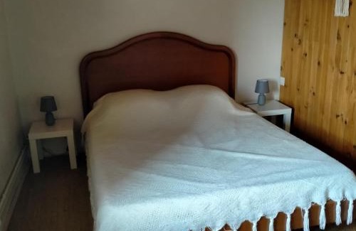 Saint-Clement-de-Regnat Casa | Les volets rouges