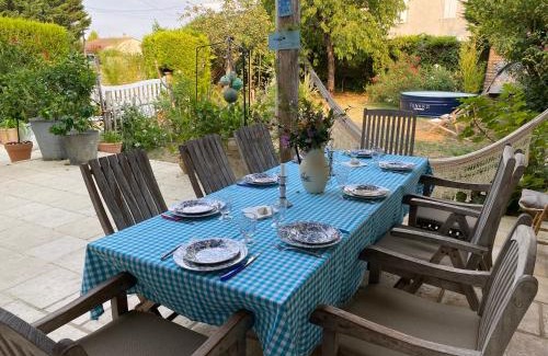Brie-sous-Mortagne Casa | Les volets bleus