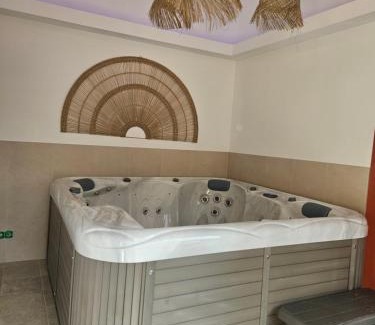 Jublains Casa | Les Volets Bleus house and spa