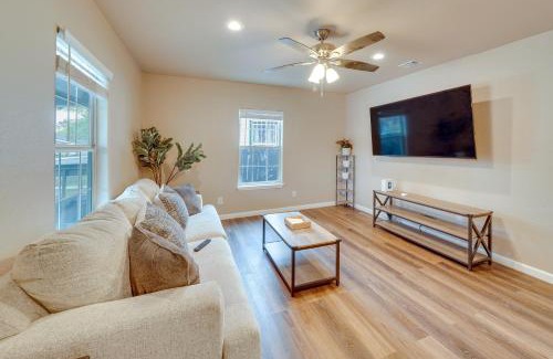 Arena District Casa | Less Than 1 Mi to Frost Bank Center Home with Deck and Grill!