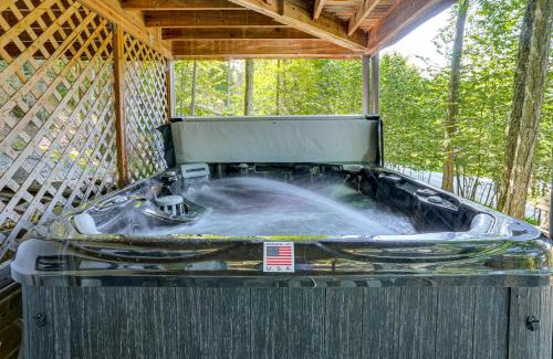 Greentown Casa | Less Than 1 Mi to Lake Cabin with Hot Tub in Greentown!