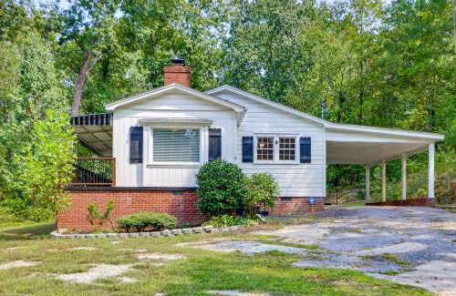 Greenville - Spartanburg Casa | Less Than 1 Mi to Paris Mtn State Park Retreat with Deck!