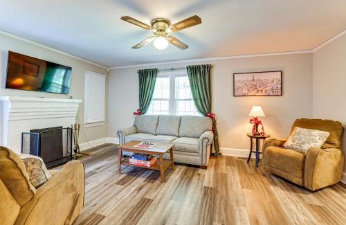 Greenville - Spartanburg Casa | Less Than 1 Mi to Paris Mtn State Park Retreat with Deck!