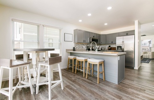 Northeast South Bend Casa | Less than 1 mile to Notre Dame Stadium, Sleeps 10+ w/ huge tailgate-ready yard!