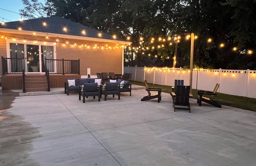 Northeast South Bend Casa | Less than 1 mile to Notre Dame Stadium, Sleeps 10+ w/ huge tailgate-ready yard!
