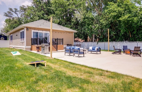 Northeast South Bend Casa | Less than 1 mile to Notre Dame Stadium, Sleeps 10+ w/ huge tailgate-ready yard!