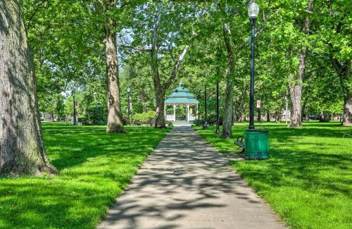 Tremont Apartamento | Less Than 3 Mi to Dtwn Cleveland Apt with Deck and Wet Bar