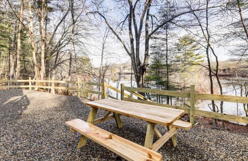 Mansfield Depot Apartamento | Less Than 3 Mi to UConn Peaceful Home on Pine lake