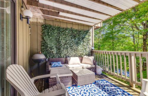 Warren Apartamento | Less Than half Mi to Sugarbush Resort Condo with Deck!