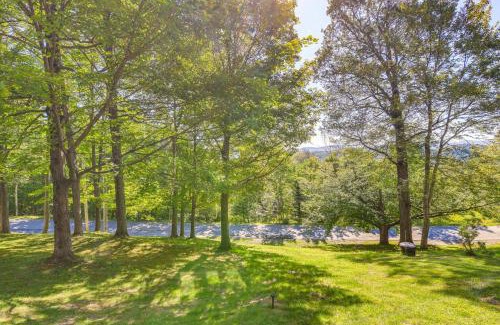 Warren Apartamento | Less Than half Mi to Sugarbush Resort Condo with Deck!