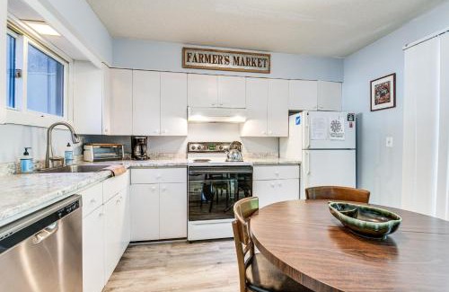 Warren Apartamento | Less Than half Mi to Sugarbush Resort Condo with Deck!