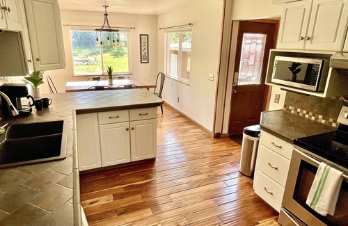 North Shore Cabina | Lester River Retreat - 8 miles to Downtown Duluth