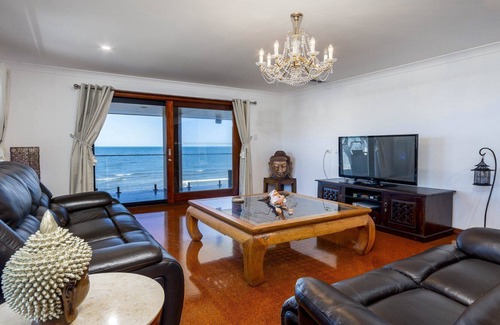 Beachmere Casa | LET IT BE - Luxury Beachside Retreat
