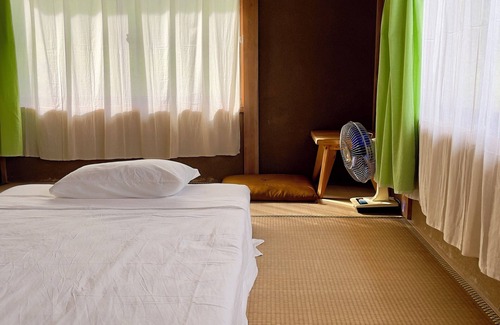 Ena Cama Y Desayuno | Let's do "nothing" in a peaceful mountain setting [with empanada specialty store].