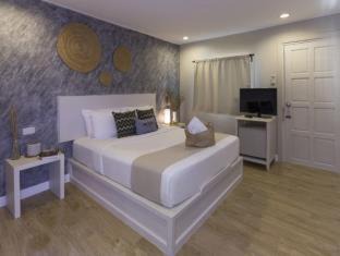 North Pattaya Hotel | Let's Hyde Pattaya Resort & Villas - Pool Cabanas